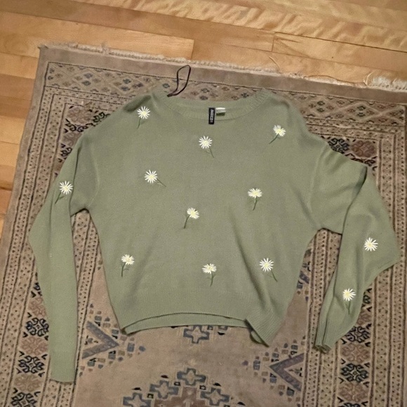 Green sweater with white flowers - Picture 3 of 3